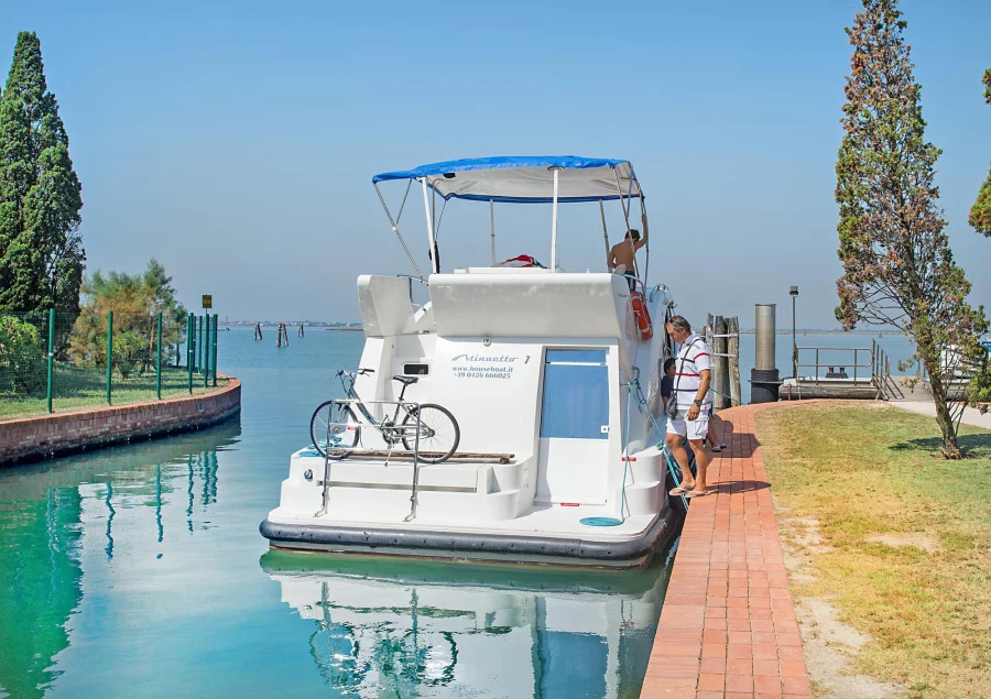 HouseboatMinuetto6+ (01)  - 0