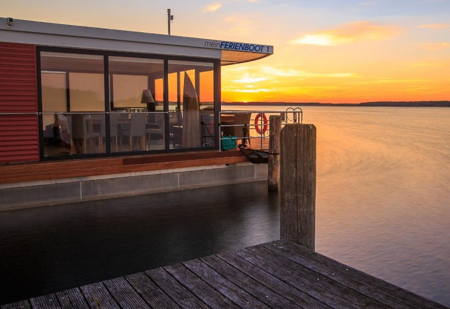 Photo #1 - 1Floating 44 Schwimmferienhaus (meinFERIENBOOT 1 (fest liegend)) in Yachthafen Maremüritz - 1832