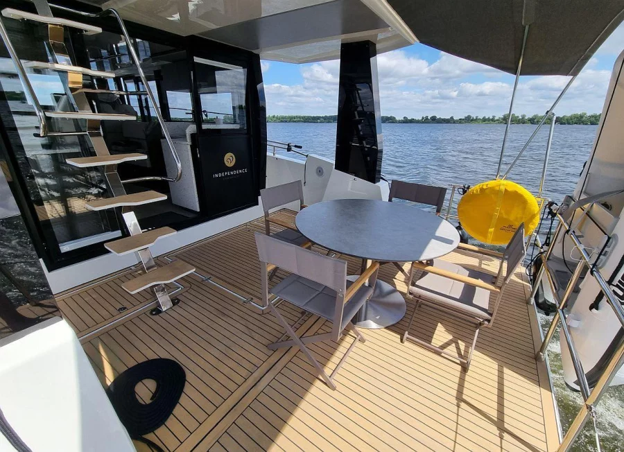 Cobra YachtsSeamaster 45 (Independence)  - 18