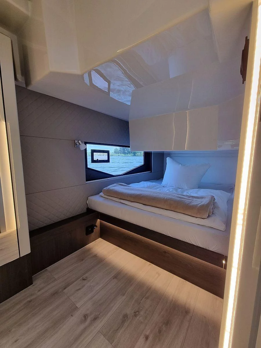 Cobra YachtsSeamaster 45 (Independence)  - 7