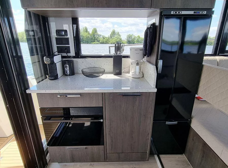 Cobra YachtsSeamaster 45 (Independence)  - 6