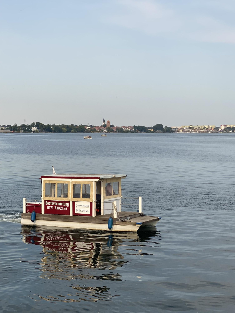Photo #1 - TagescharterMotorfloß Müritz (Motorfloß Müritz 2) in Yachthafen Müritz - Kamerun - 2016