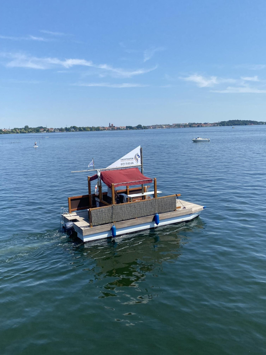 Photo #1 - TagescharterMotorfloß Müritz (Motorfloß 4) in Yachthafen Müritz - Kamerun - 2018