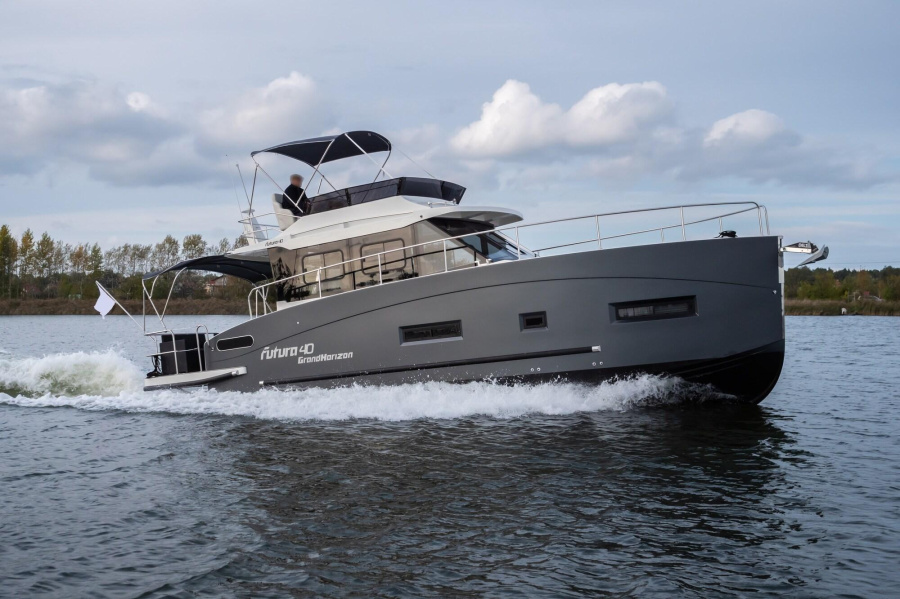 Photo #15 - Futura40 Flybridge (Dicker Max) en Rheinsberg - 2099
