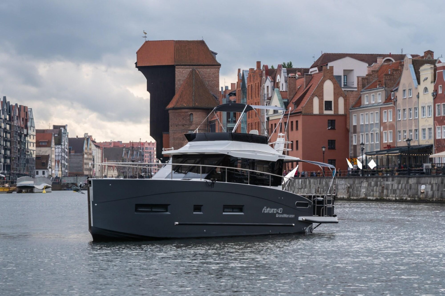 Photo #16 - Futura40 Flybridge (Dicker Max) en Rheinsberg - 2099