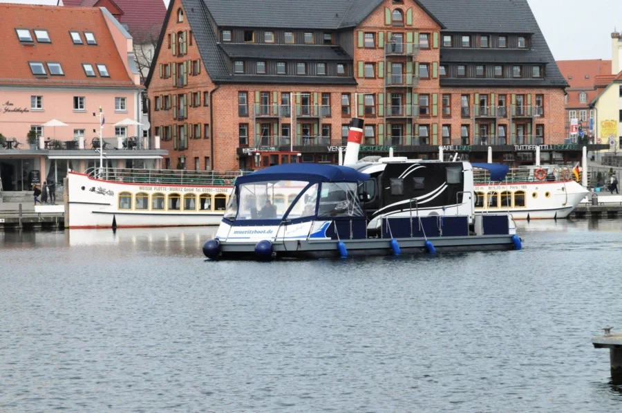 TechnusTrimaran-Schwimmplattform (Wechsel-Wassercamper mit eigenem Fahrzeug (1))  - 1