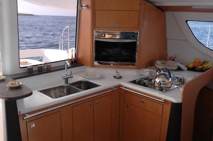 Photo #3 - LIPARI 41 - 3 CABINS + 2 FRONT PEAKS (Cousin) in Mahe - 25900