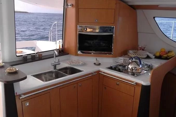 LIPARI 41 - 3 CABINS + 2 FRONT PEAKS (Cousin)  - 2