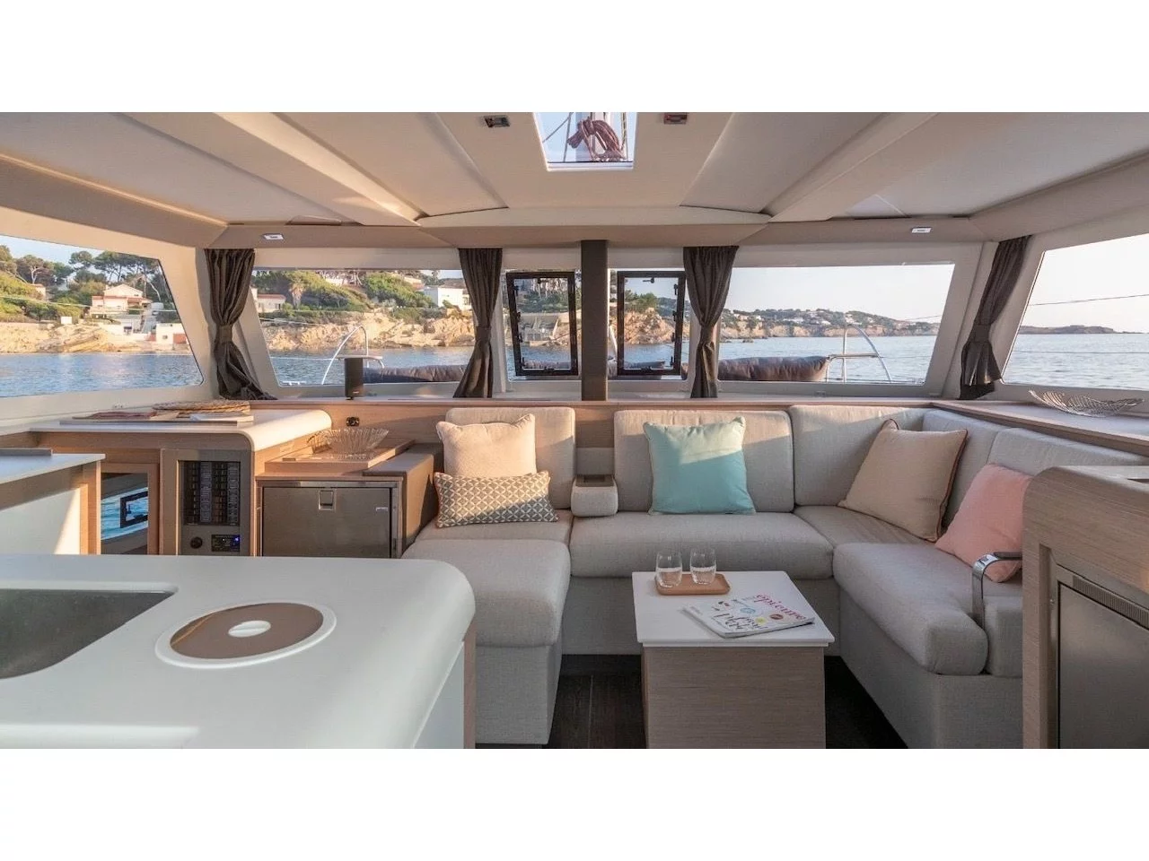 Isla 40 (Mmiria) Interior image - 1