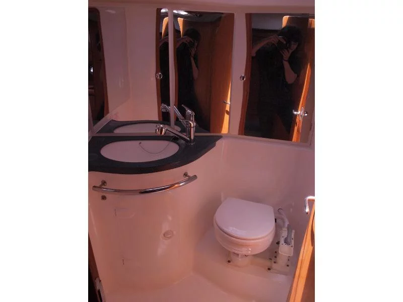 Bavaria 42 (Sea King) toilet - 1