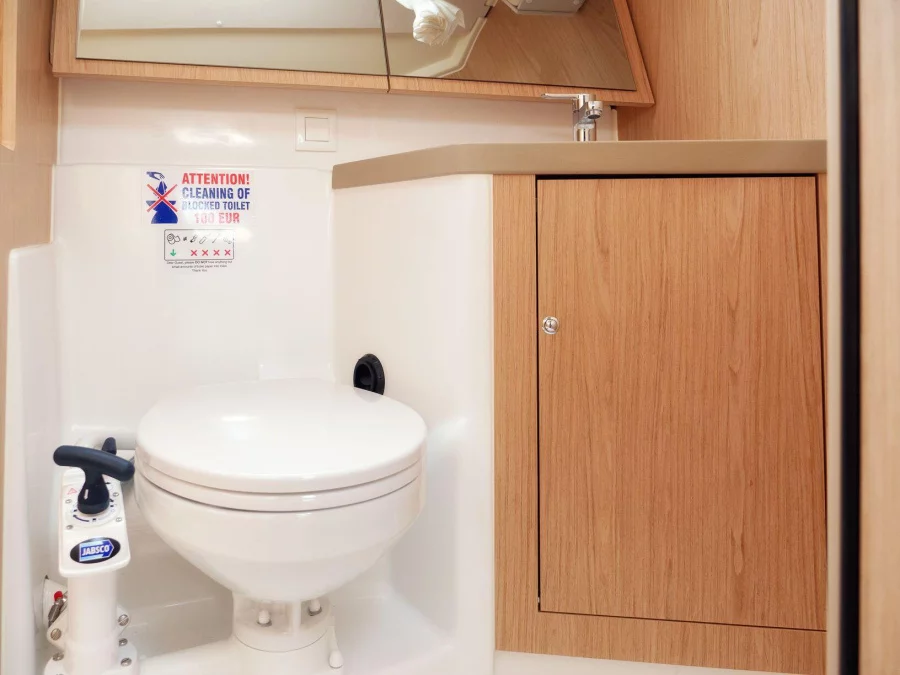 Oceanis 41.1 (GOA) Interior - toilet (photo taken 2019) - 16