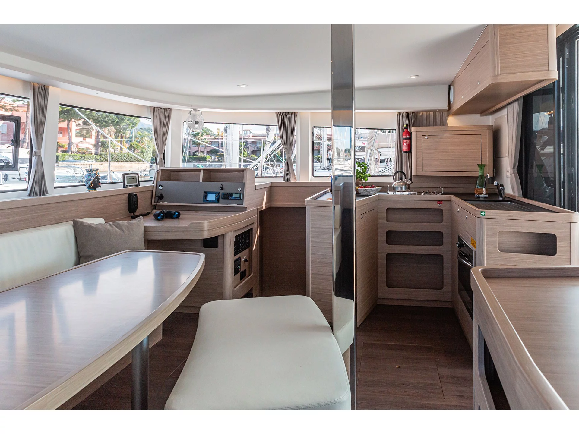 Lagoon 42 (Almalù) Interior image - 1