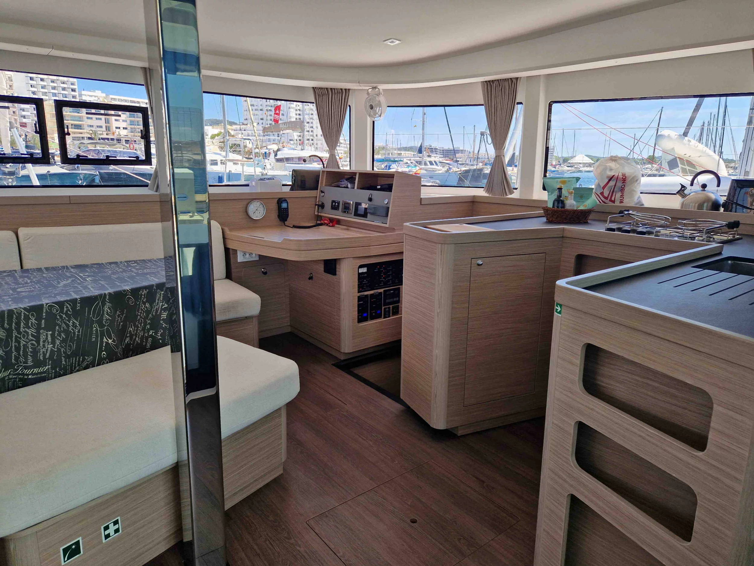Lagoon 42 (Best Elli) Salon - 5