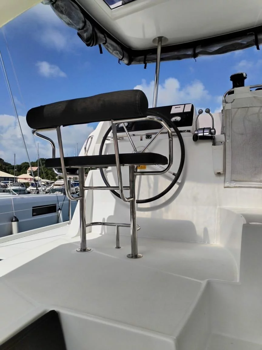 Lagoon 42 (Tigra) Helmstation 1 - 15