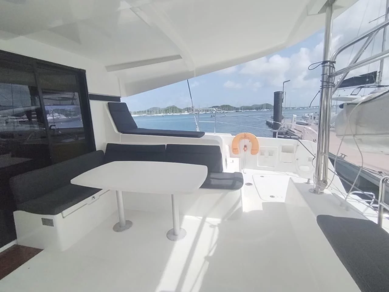 Lagoon 42 (Tigra) Lounge - 5