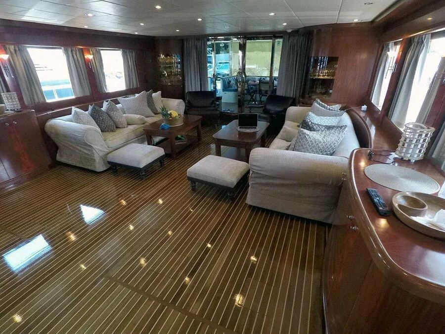 Johnson 87 (Johnson Baby) Johnson 87 Luxury yacht saloon - 1