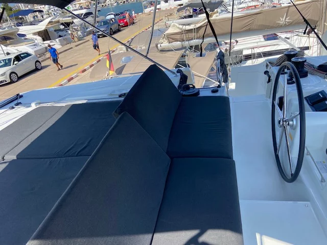 Lagoon 46 (Star of the Seas IV) Cockpit 2 - 1