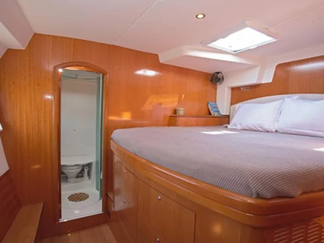 Lagoon 500 (2009) equipped with generator, A/C (sa (INDIAN SUMMER) Interior image - 3