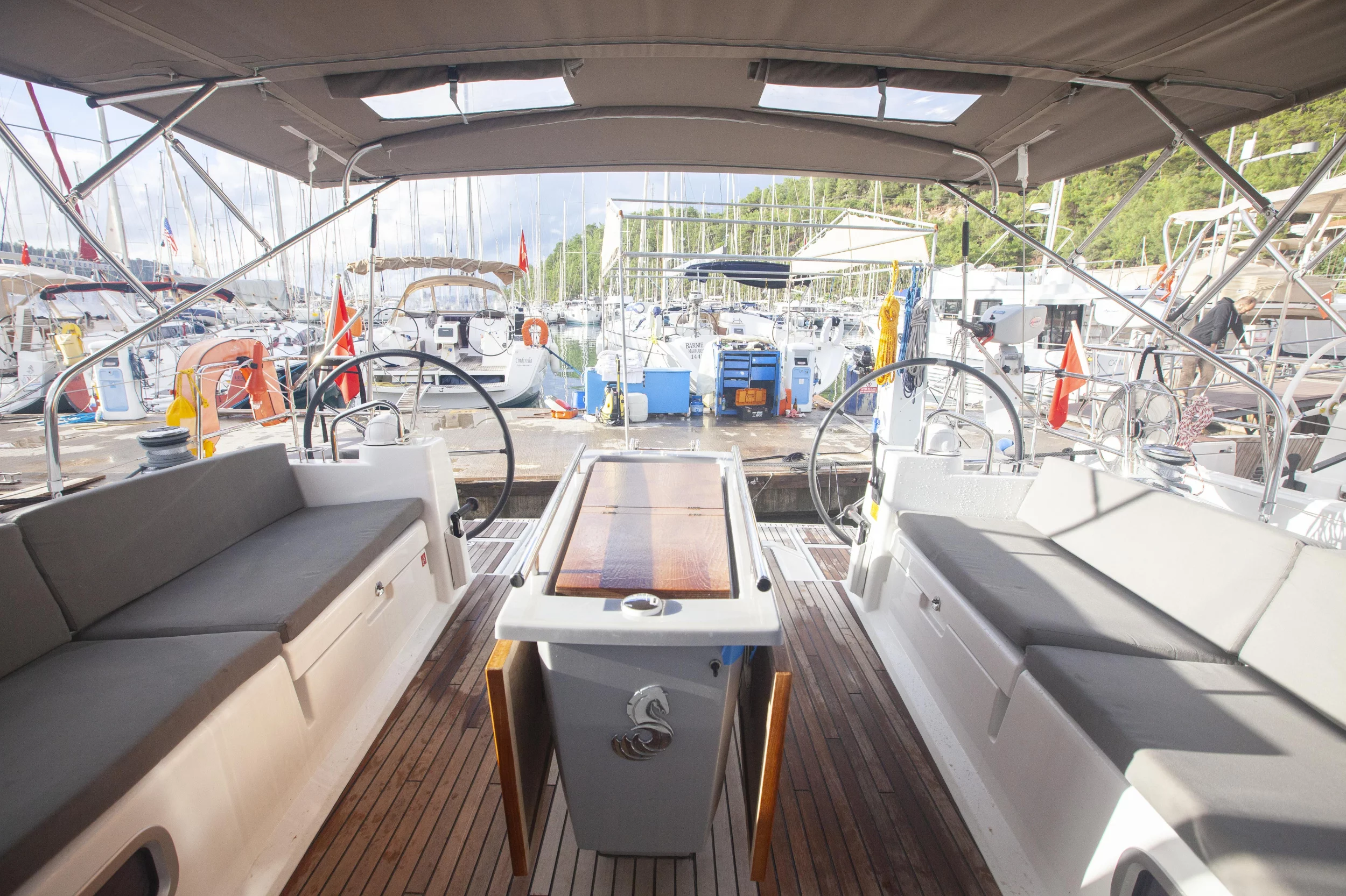 Oceanis 45 (Hande) Cockpit - 16