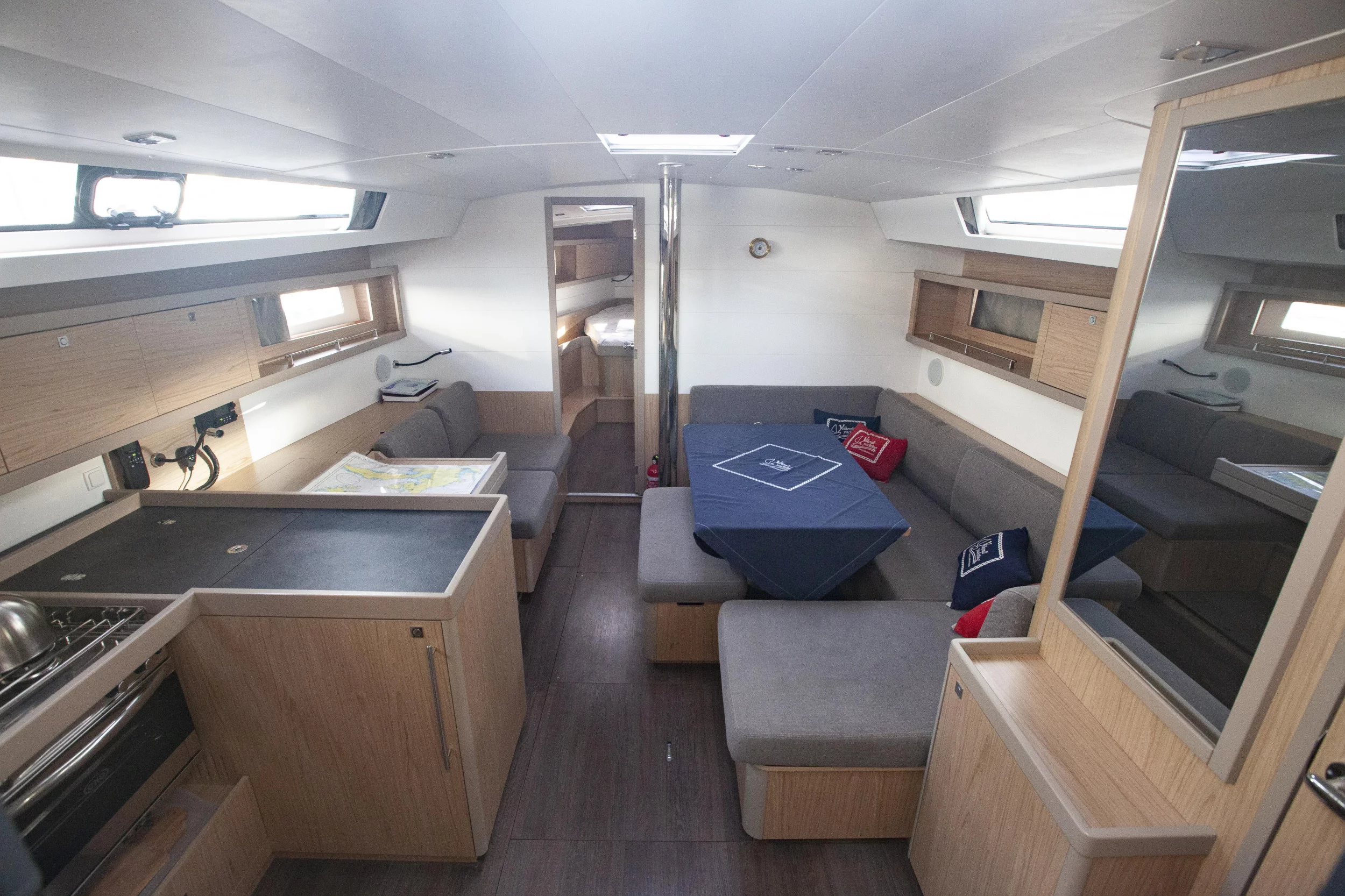Oceanis 45 (Hande) Saloon - 13