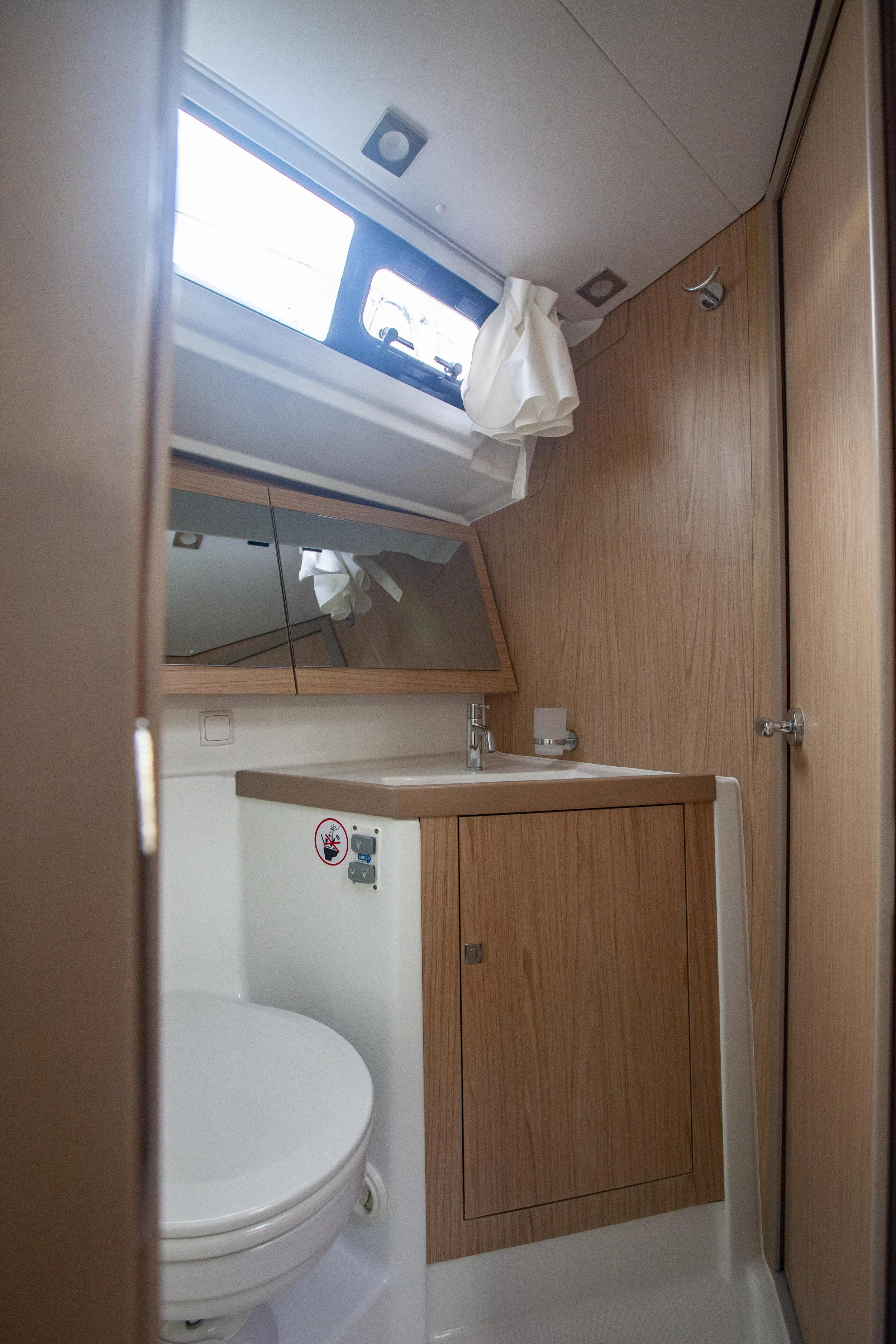 Oceanis 45 (Hande) Aft WC - 9