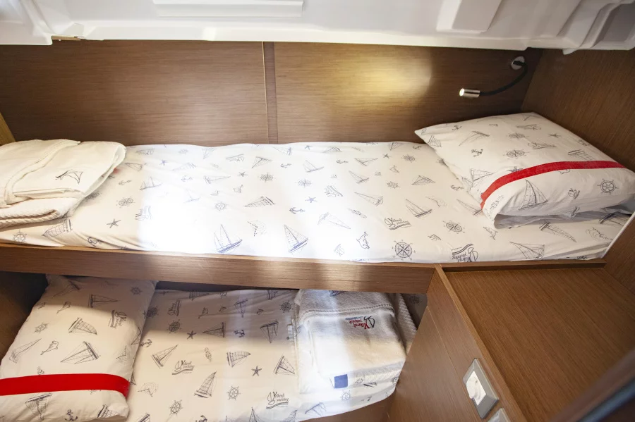 Oceanis 46.1 (BreezY) Bunk Bed Cabin - 1