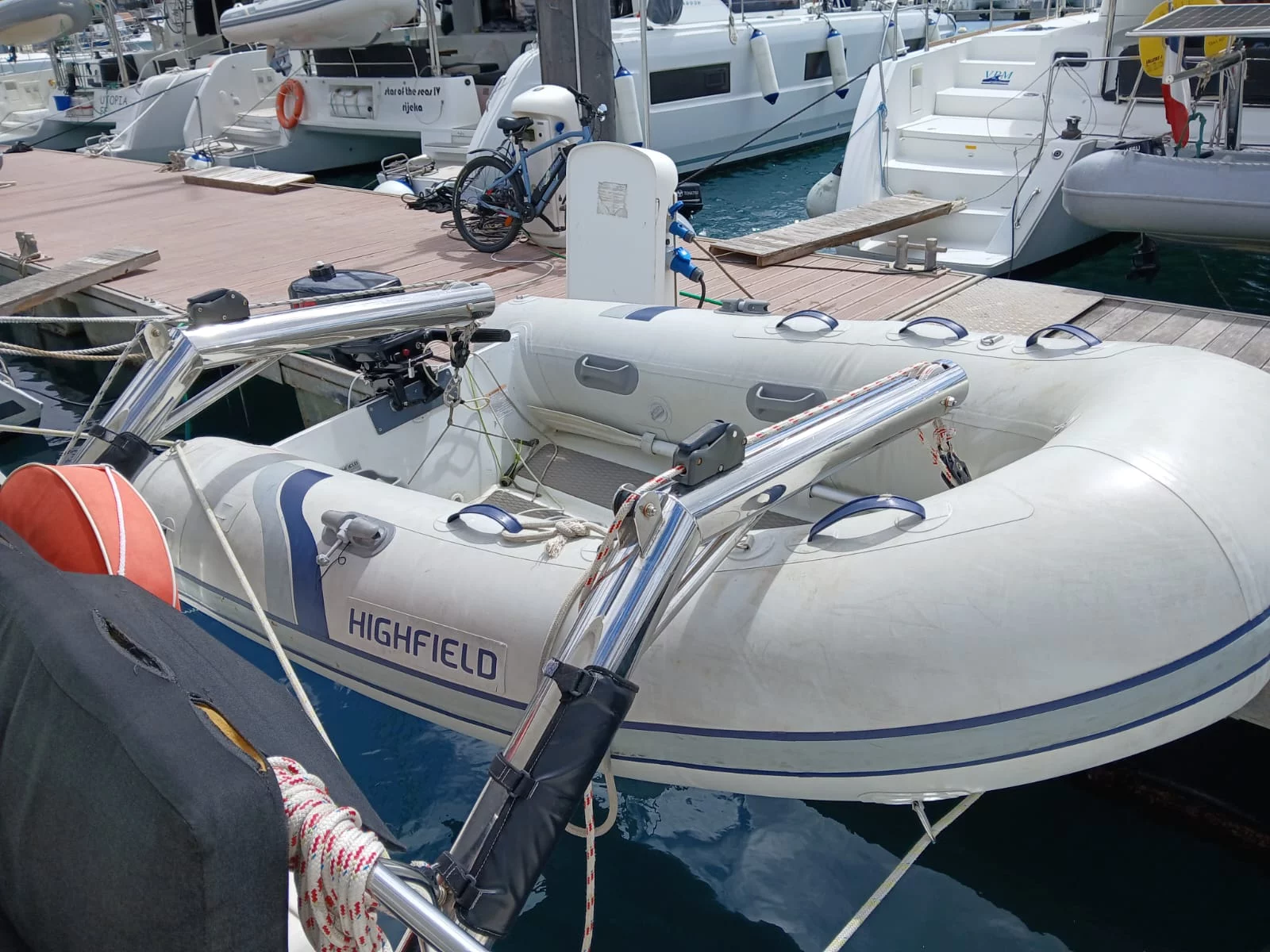 Lagoon 42 (Uiara) Davits & Dinghy - 2