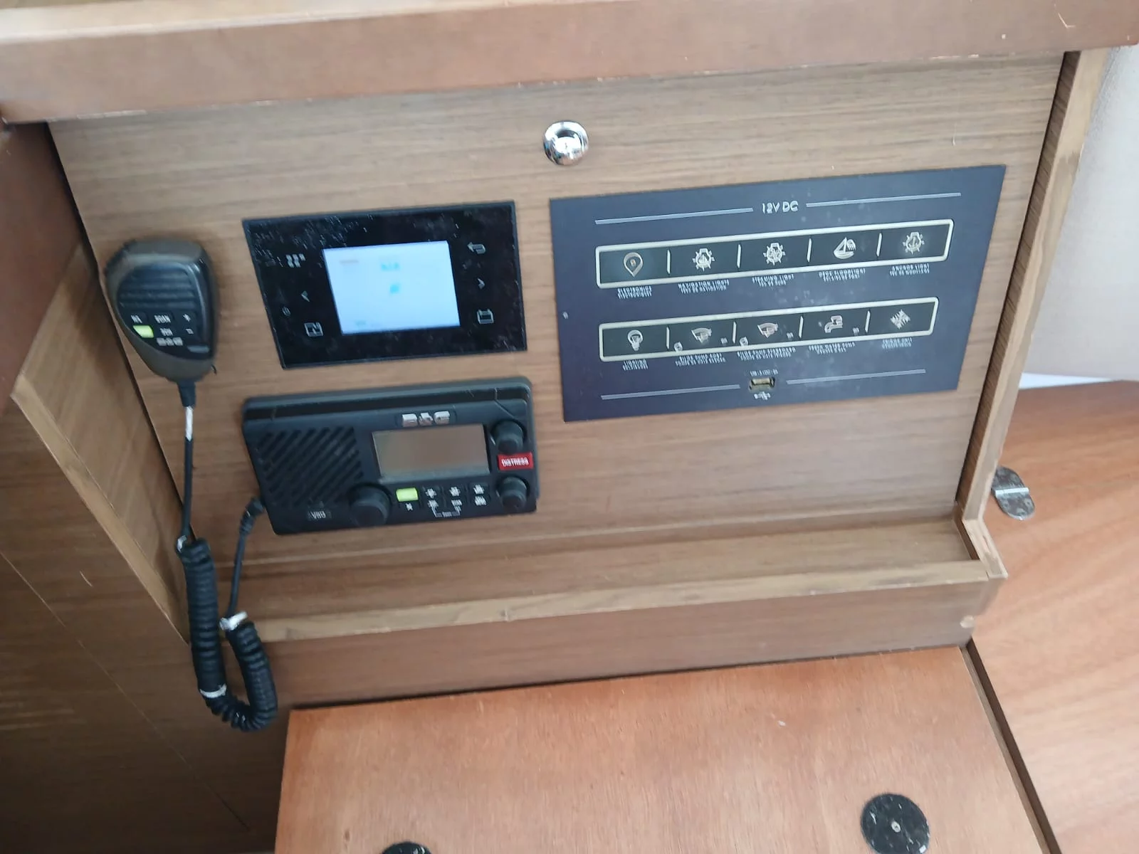 Lagoon 40 (Unicorn) Comms 2 - 11