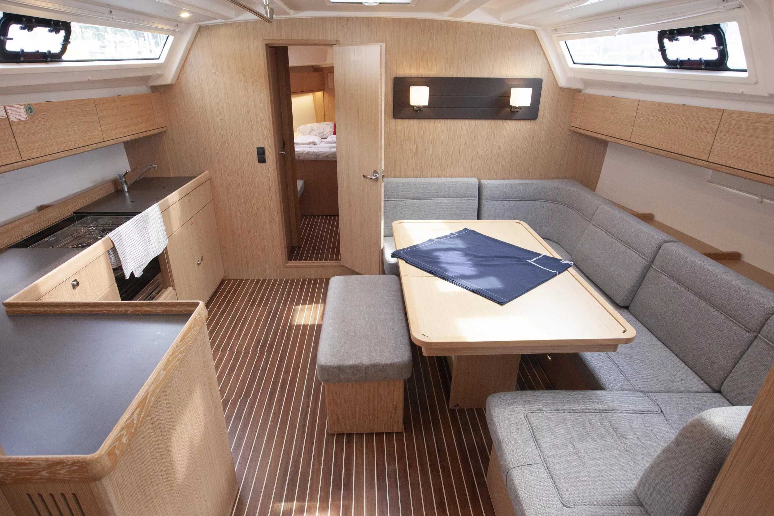 Bavaria Cruiser 46 (Trex) Saloon - 7