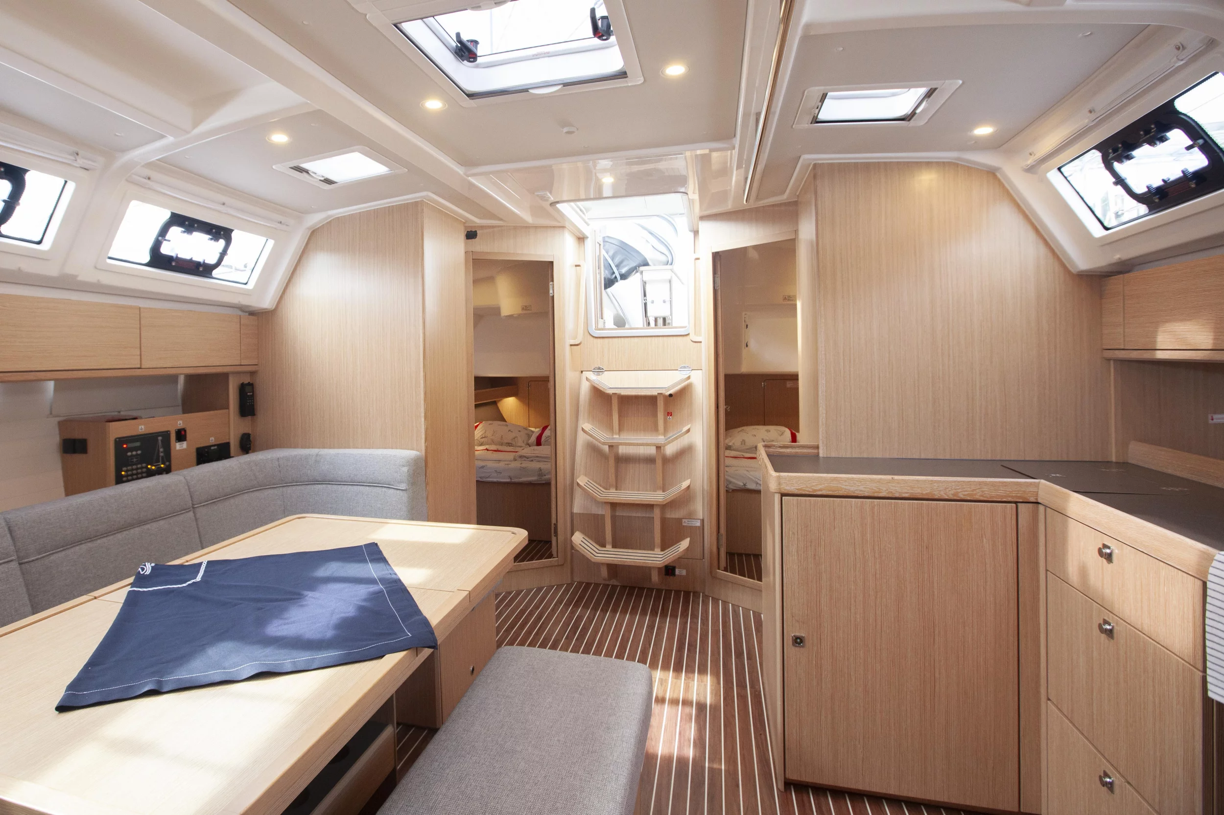 Bavaria Cruiser 46 (Trex) Saloon - 11