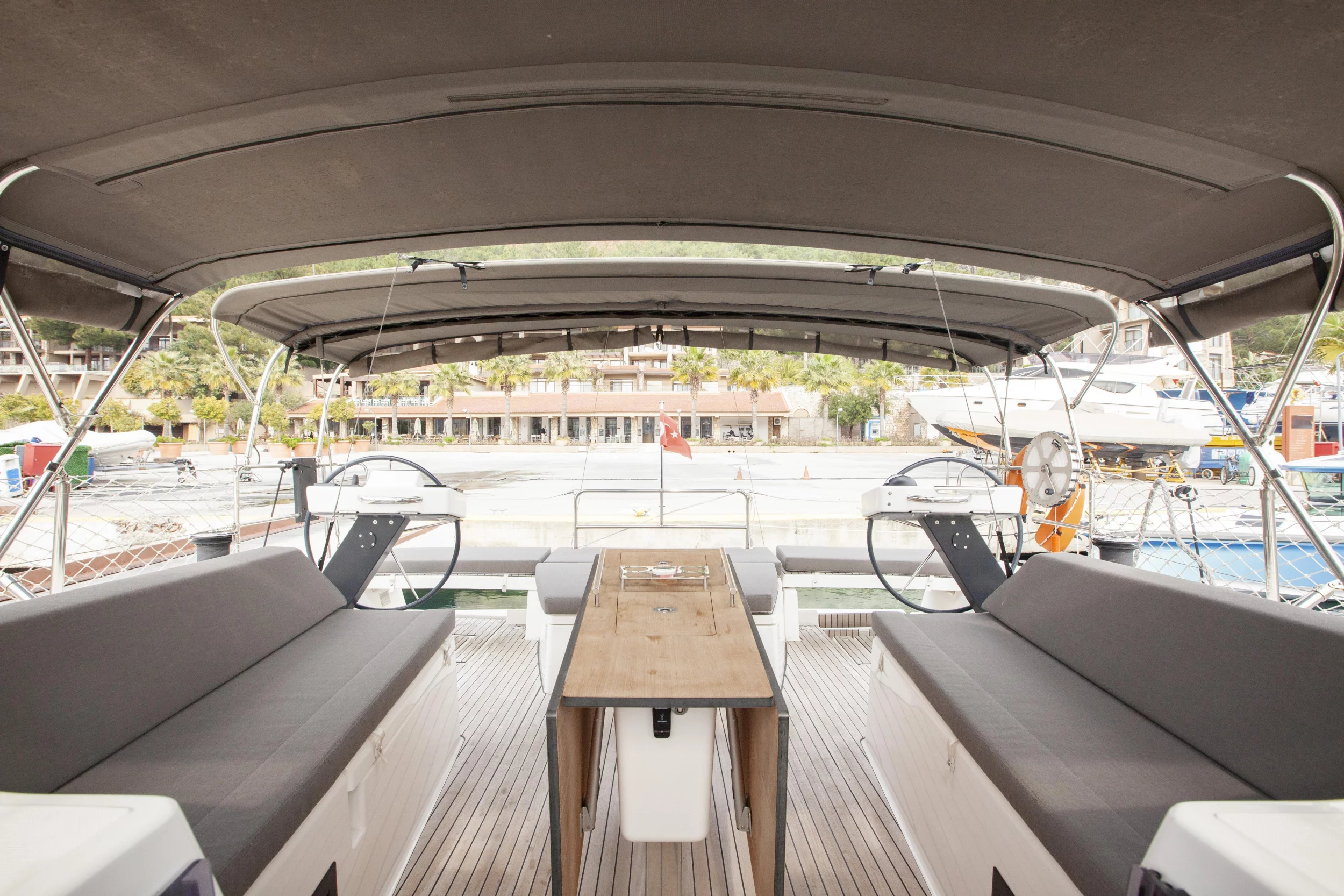 Dufour 470 (Sarpico) Cockpit - 4