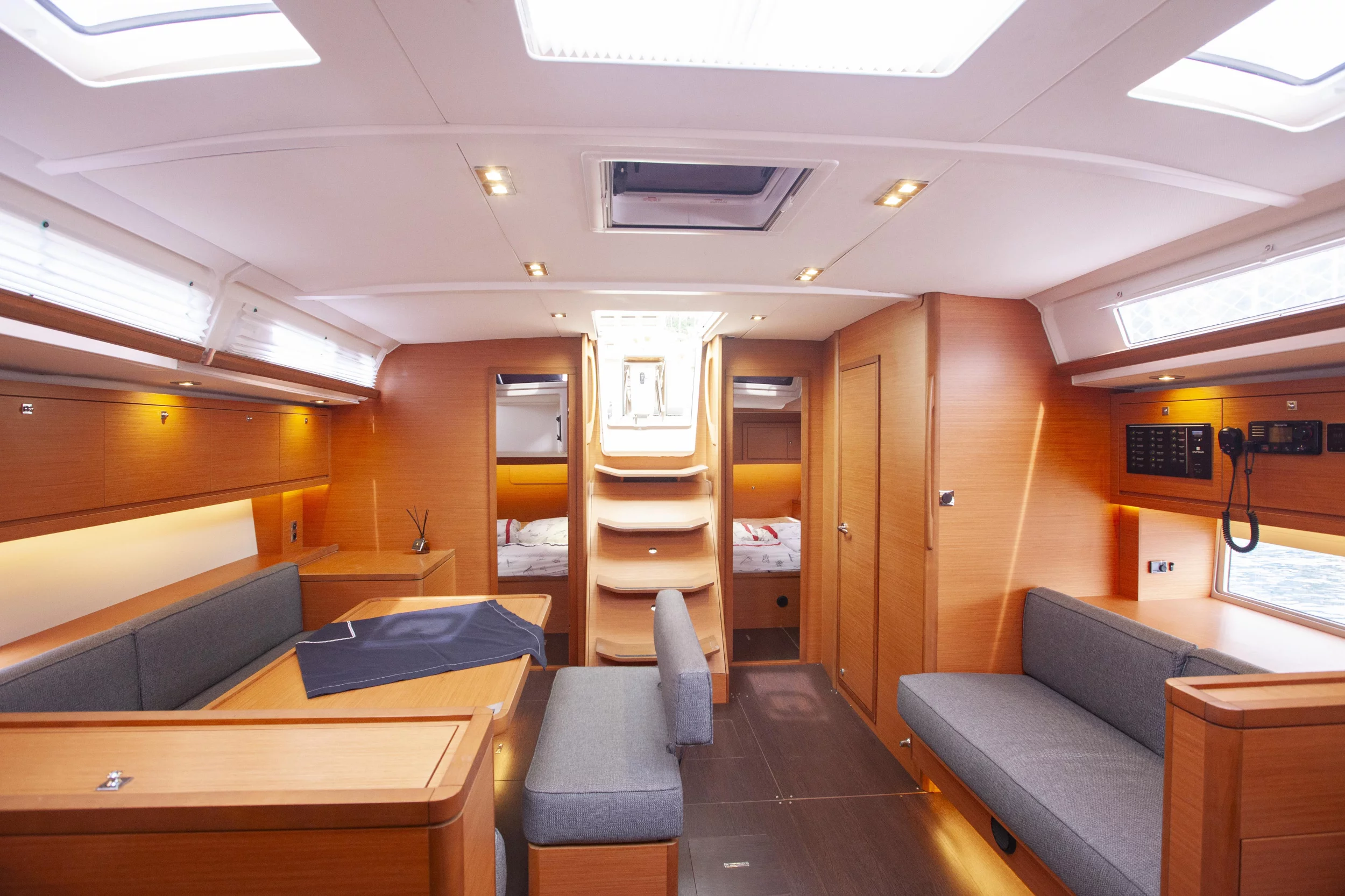 Dufour 470 (Sarpico) Saloon - 6
