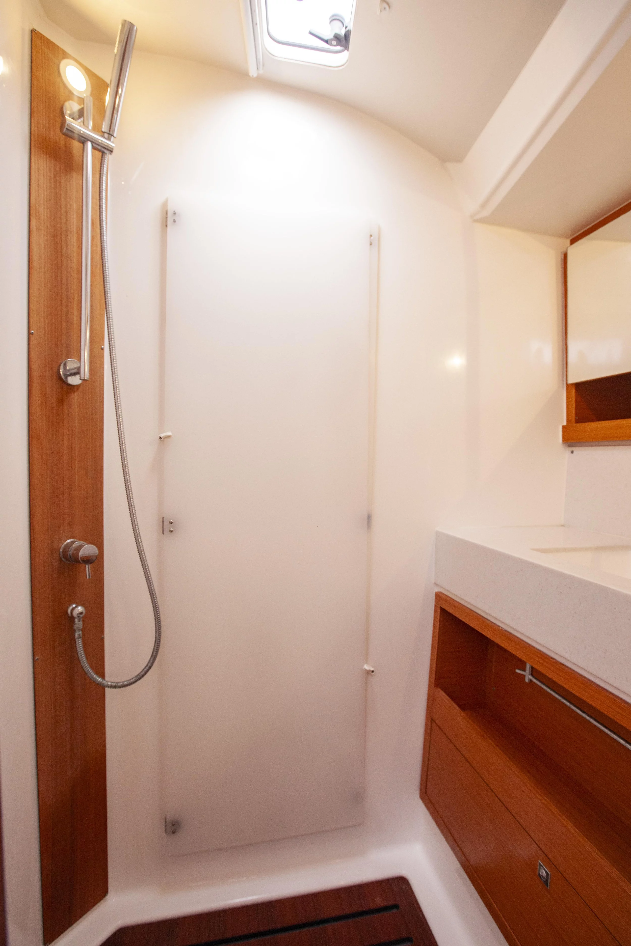 Dufour 470 (Sarpico) Front Shower - 1