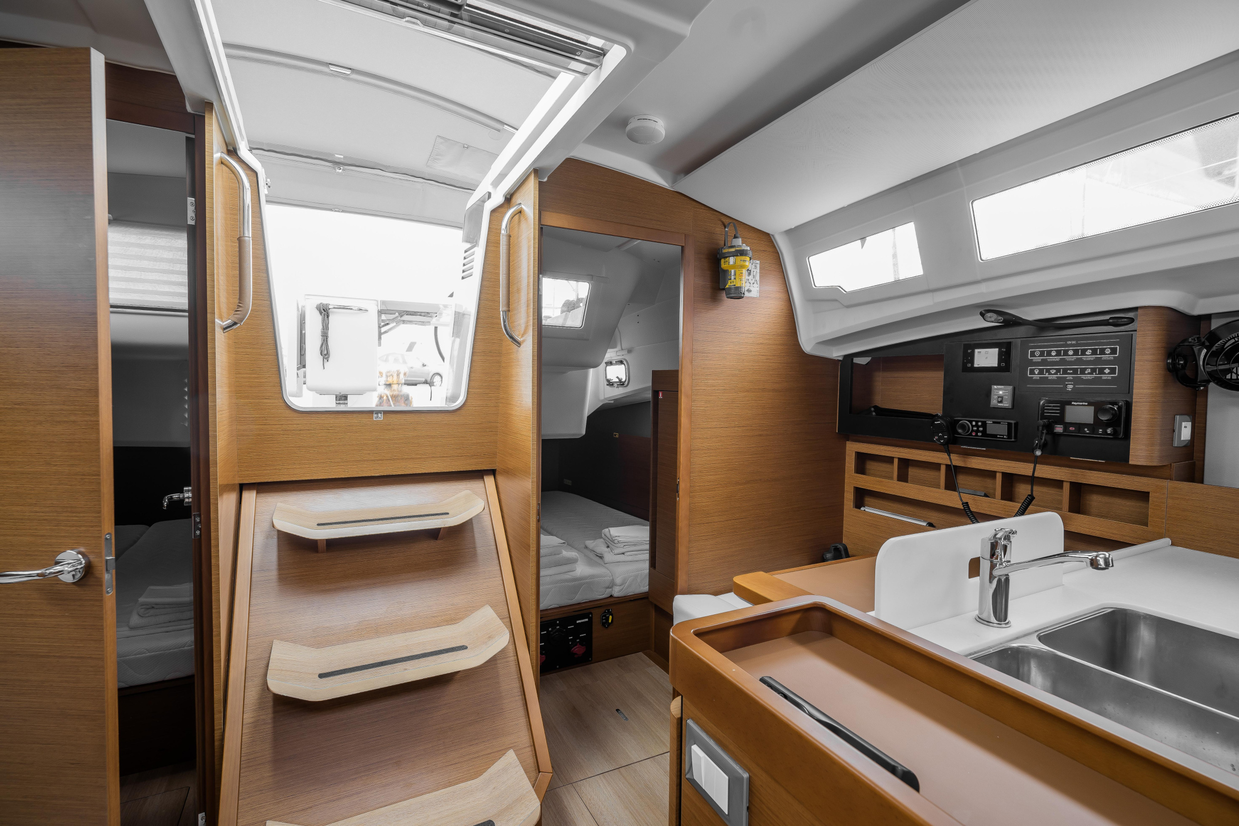Photo #5 - Sun Odyssey 410 (DELLA GRAZIA) in Lavrion - 19091