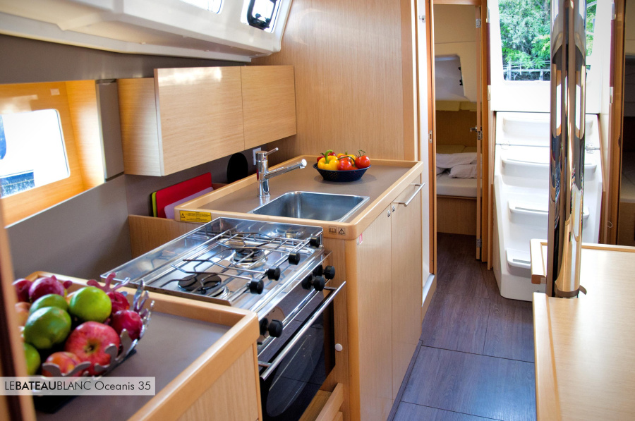 Photo #8 - Oceanis 35 (Black Opium) en La Spezia - 3788