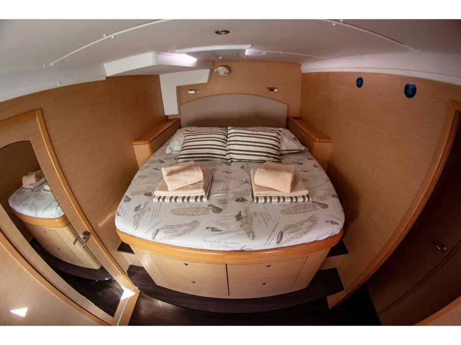 Lagoon 500 (2009) equipped with generator, A/C (sa (INDIAN SUMMER) Interior image - 2
