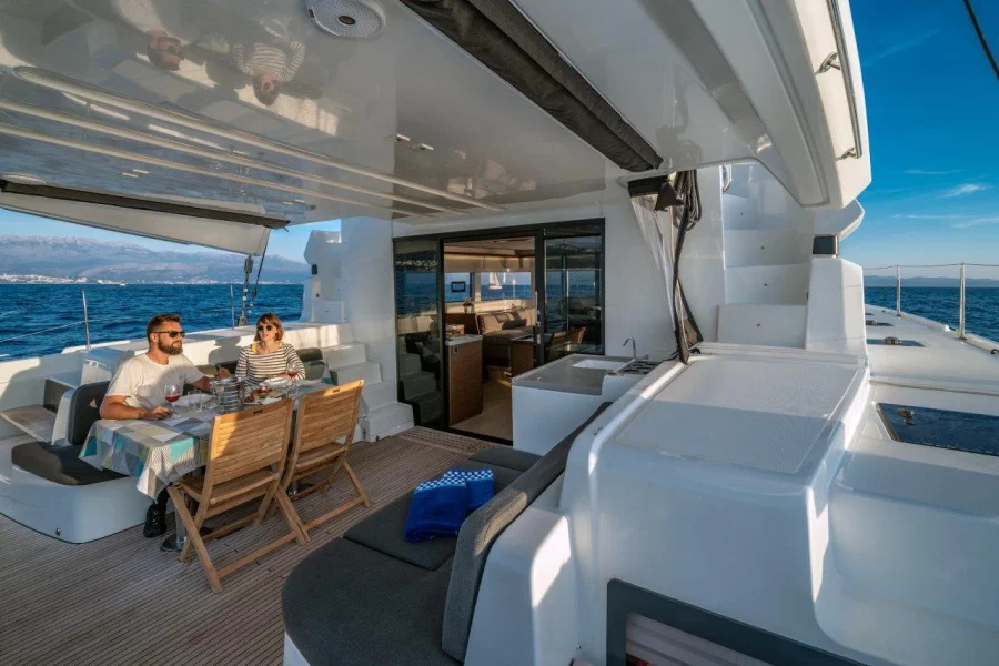 Lagoon 50 (2018)equipped with airconditioning (sal (CAPTAIN MORGAN)  - 2