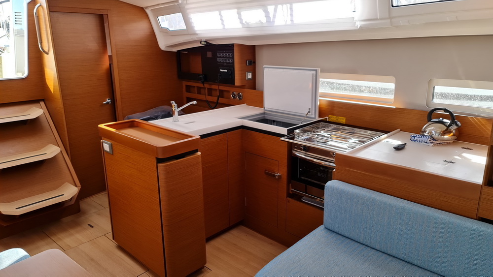 Photo #8 - Sun Odyssey 410 (Rosso Bianco) in Pula - 7982