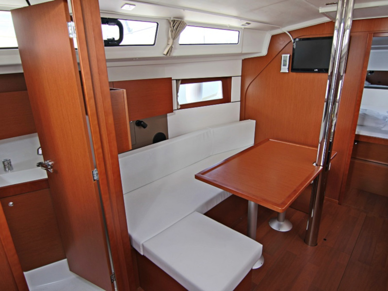 Photo #8 - OCEANIS 38.1 BT (AURA) in Sukosan - 7971