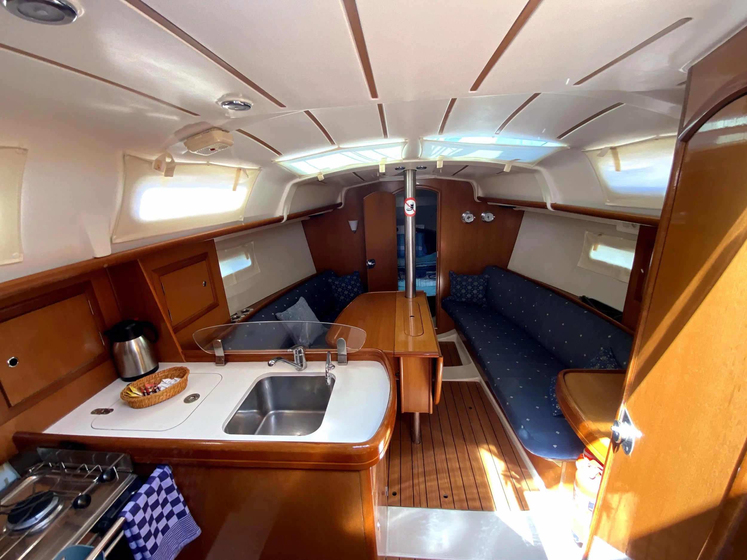 Oceanis 323 (Zippy) Interior image - 4
