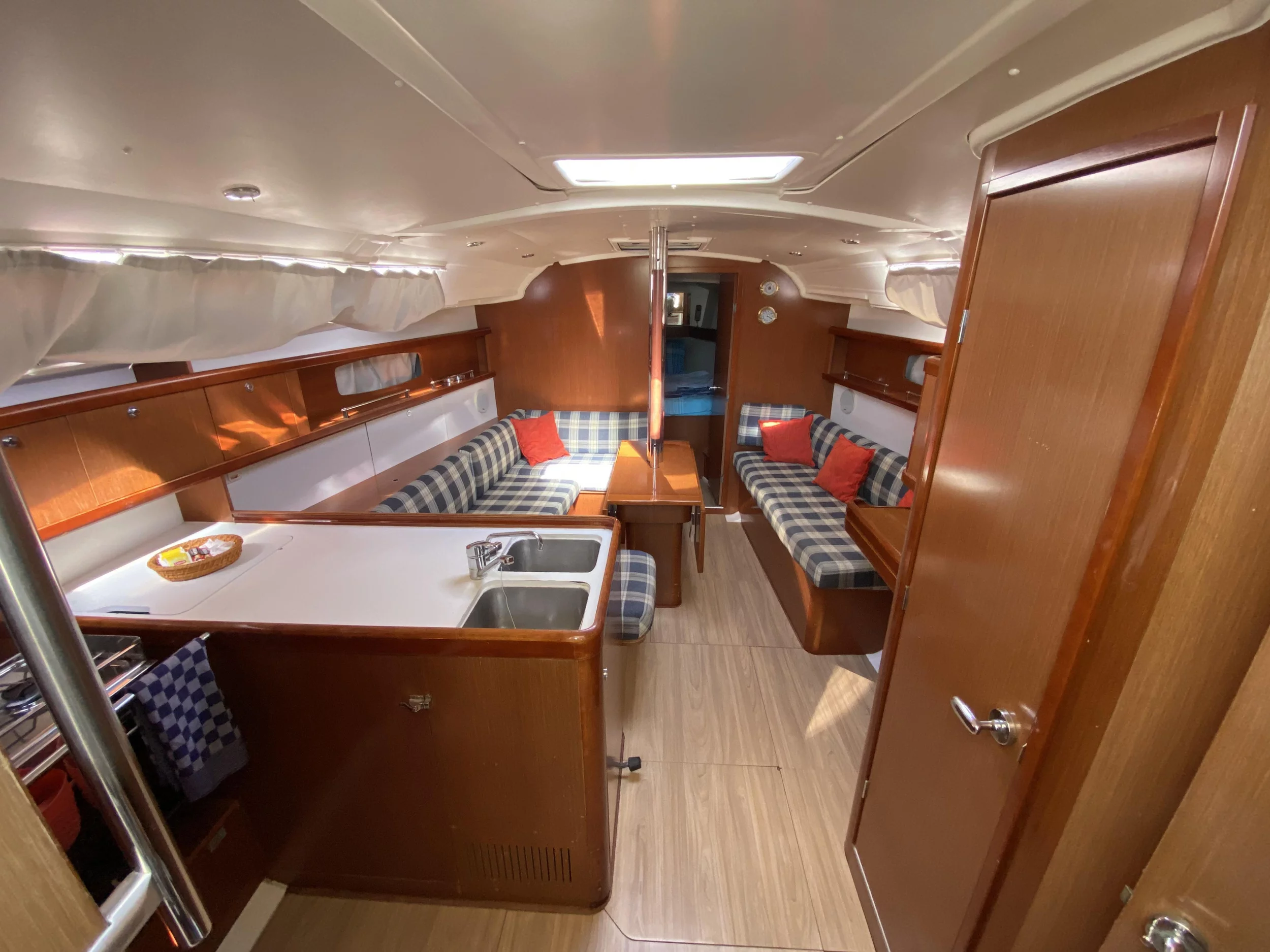Oceanis 37 (Glen Rosa) Interior image - 16
