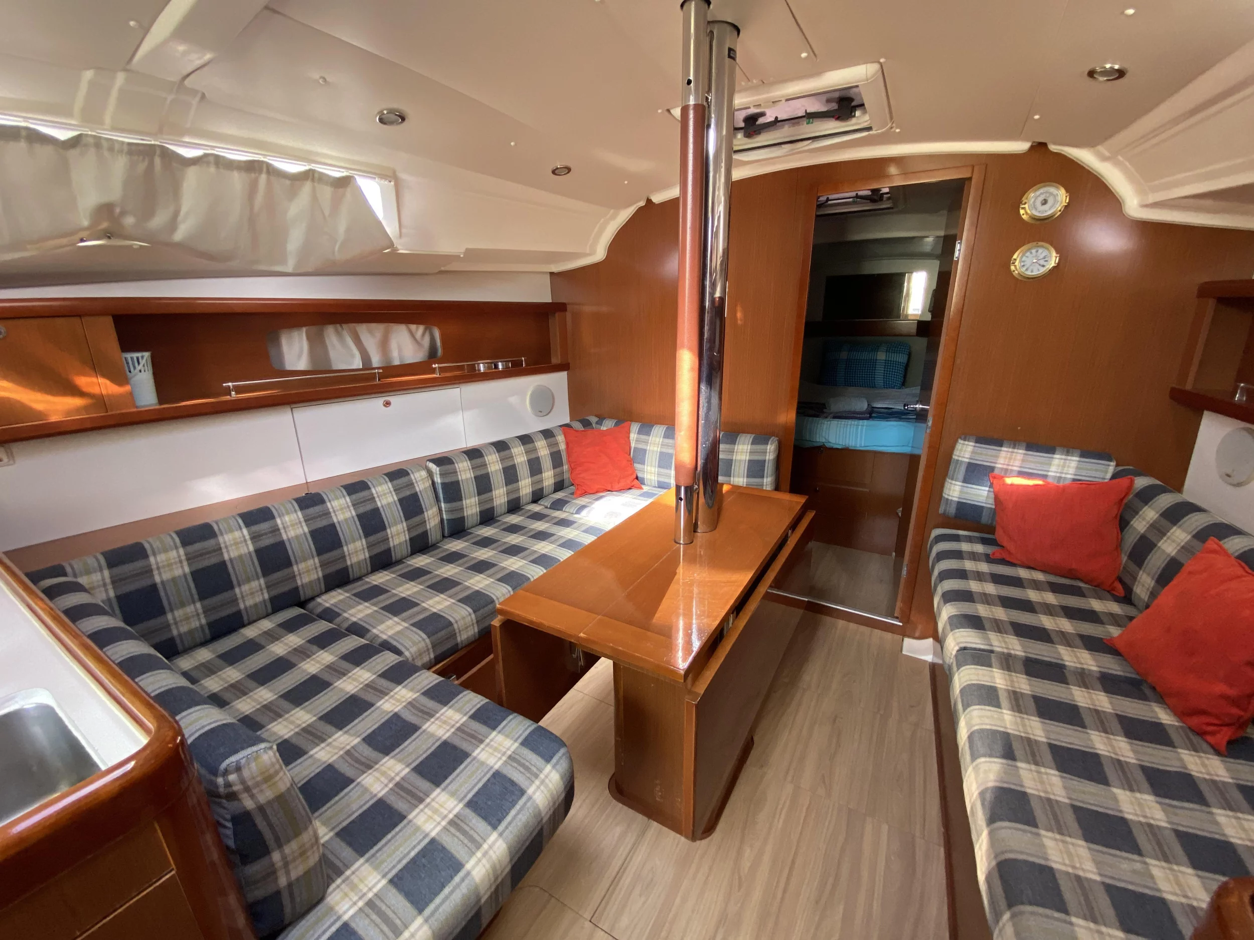 Oceanis 37 (Glen Rosa)  - 14