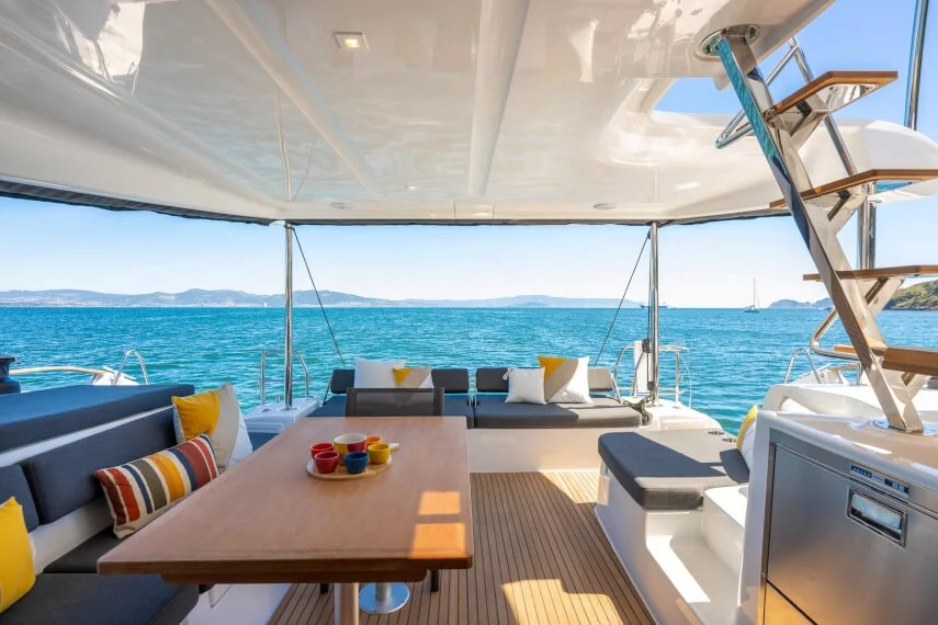 Lagoon 43 (White Pearl)  - 10