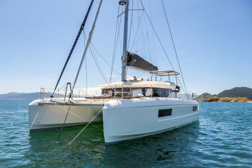 Photo #2 - Lagoon 43 (White Pearl) in Road Town - 63201
