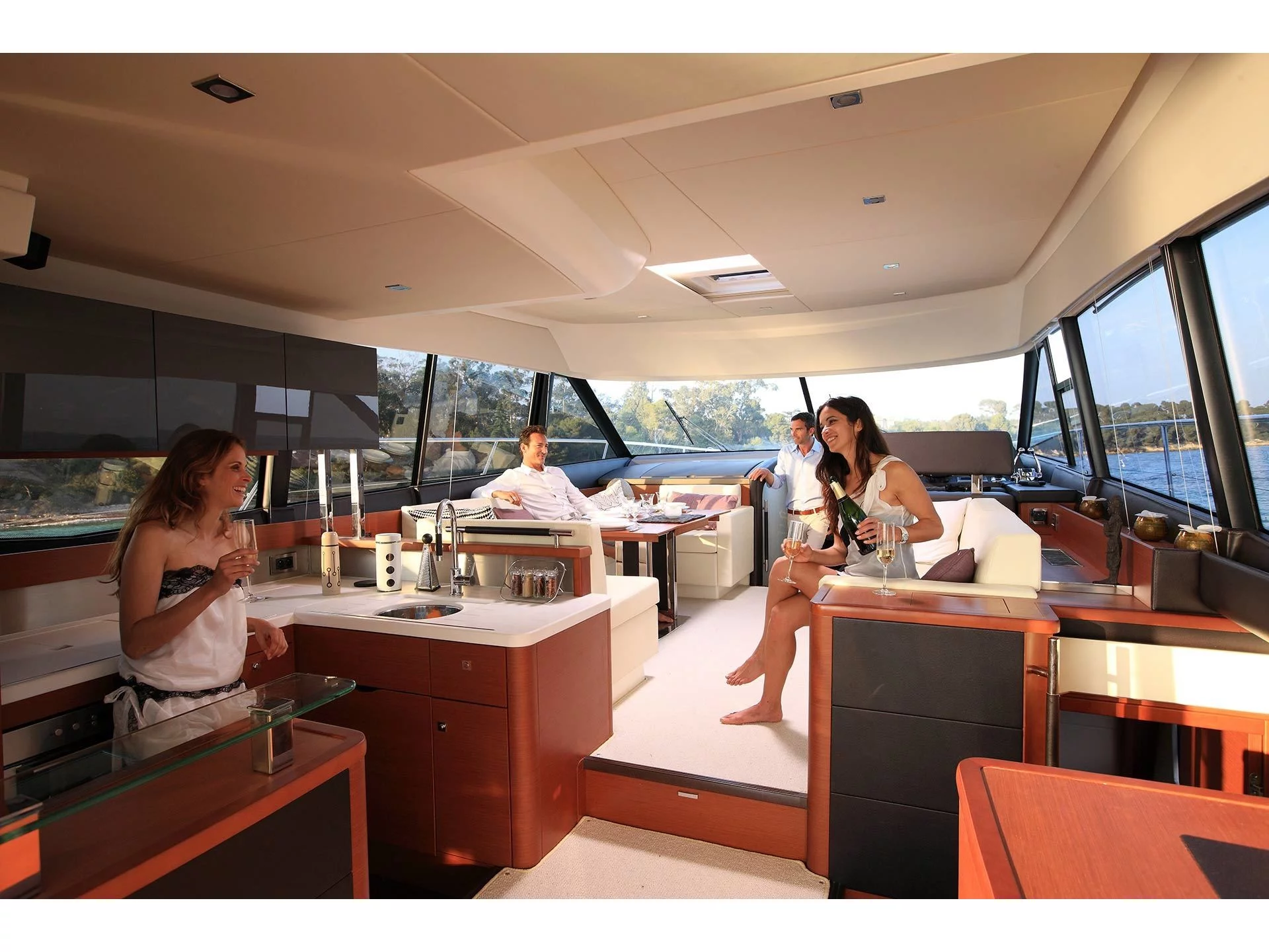 Prestige 550 Fly (Very Bery) Interior image - 26