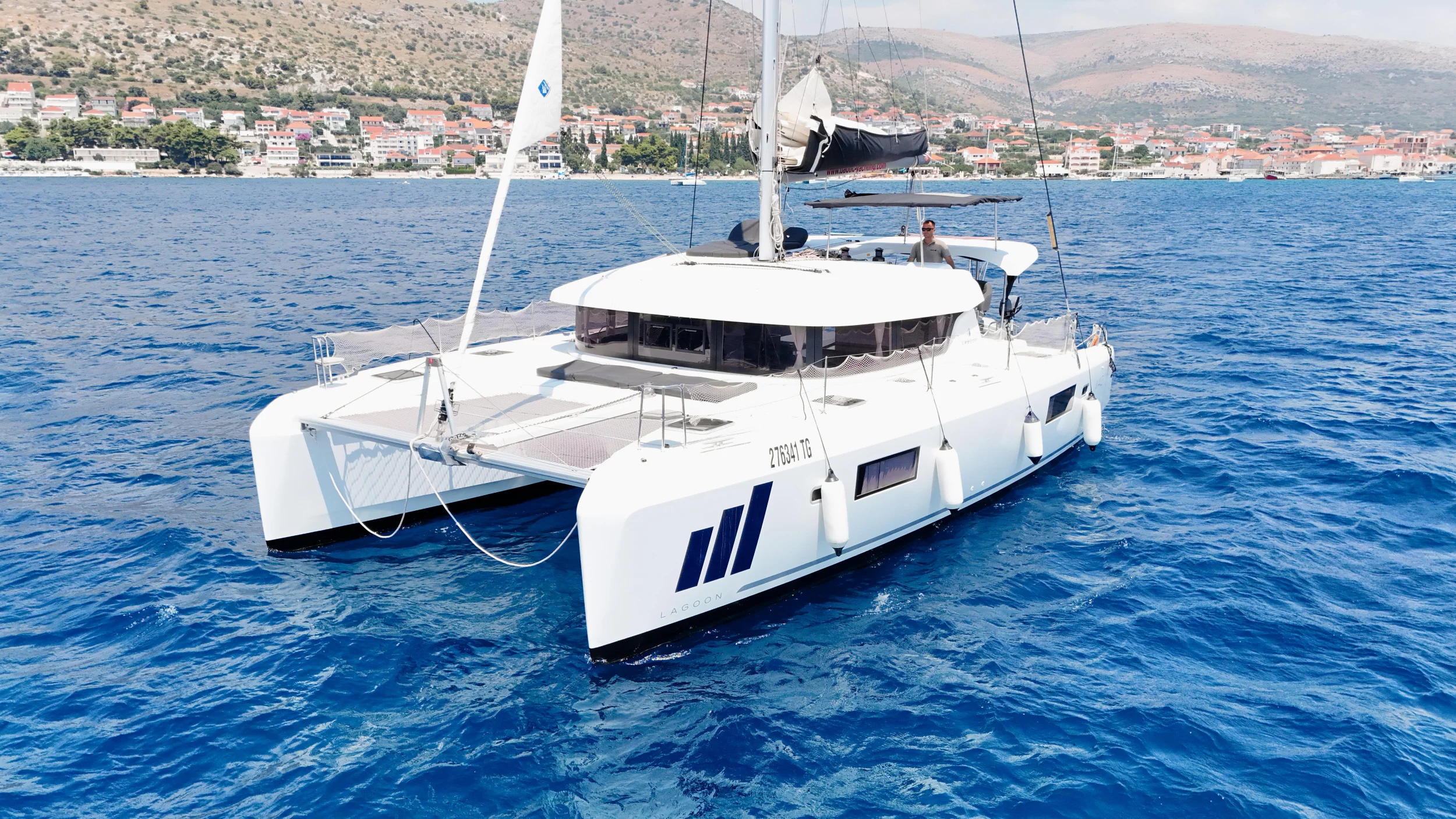 Lagoon 42 (NERA) outside2 - 12