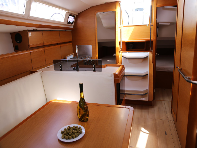 Photo #19 - Sun Odyssey 409 (Miu Miu) in Kastela - 18010