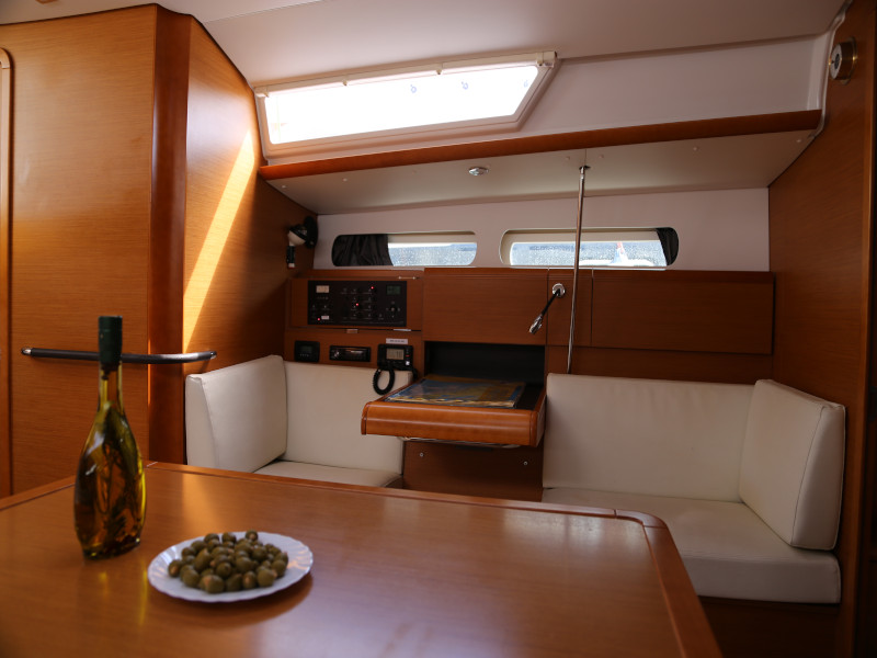 Photo #12 - Sun Odyssey 409 (Miu Miu) in Kastela - 18010