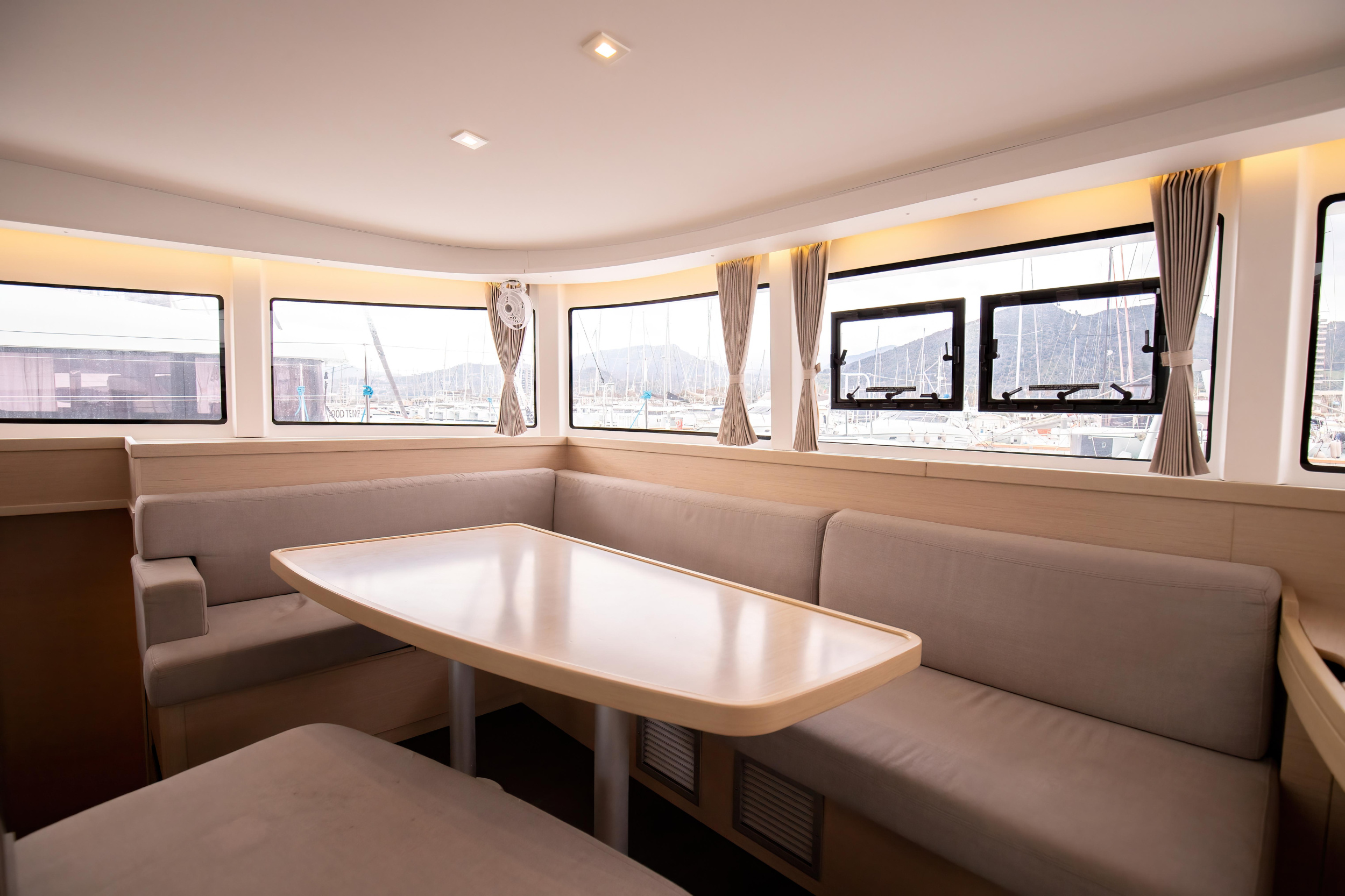 Photo #4 - Lagoon 42 (Emozione - Premium line) in Salerno - 3815