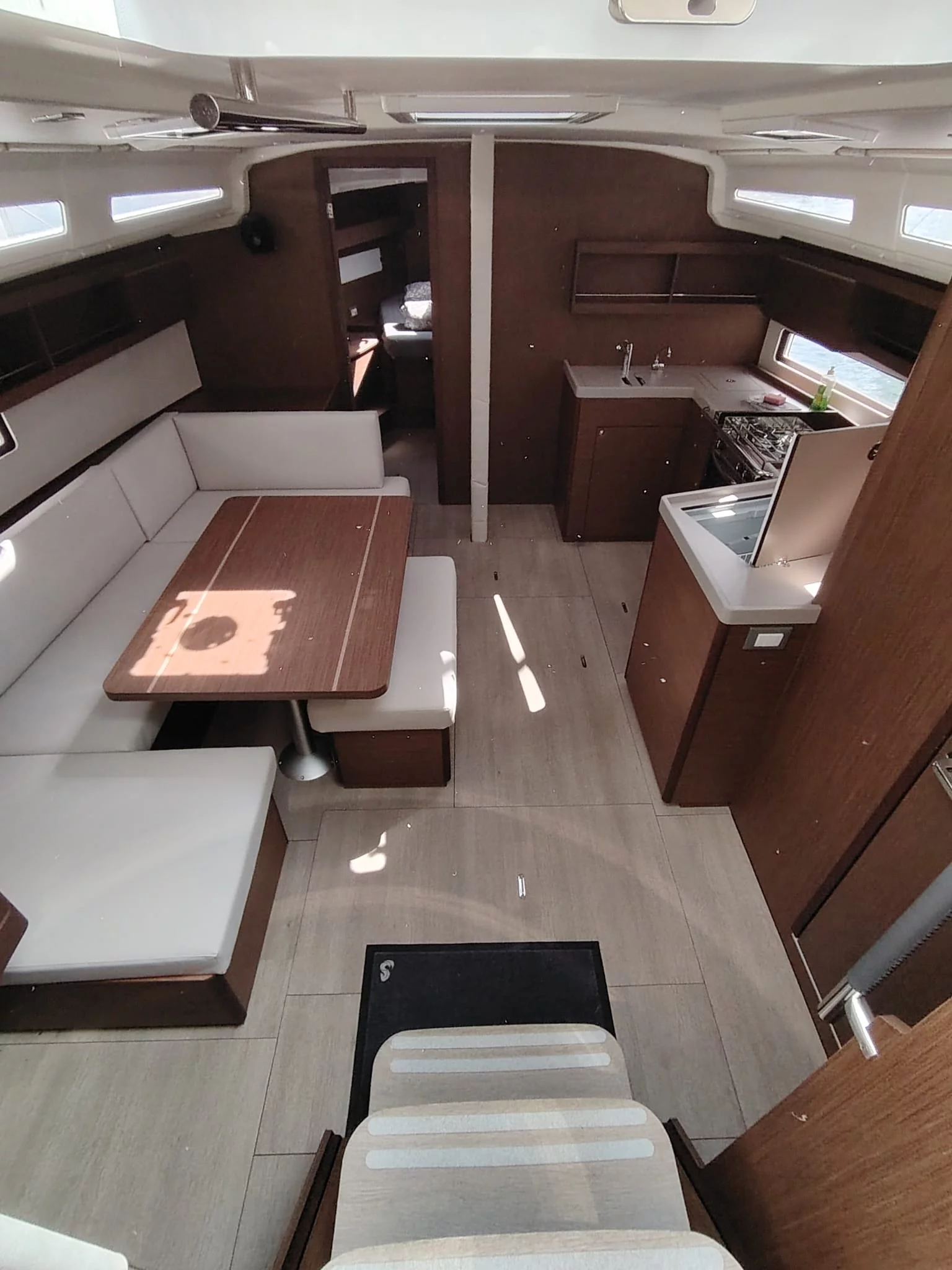Oceanis 40.1 (Hannah)  - 9